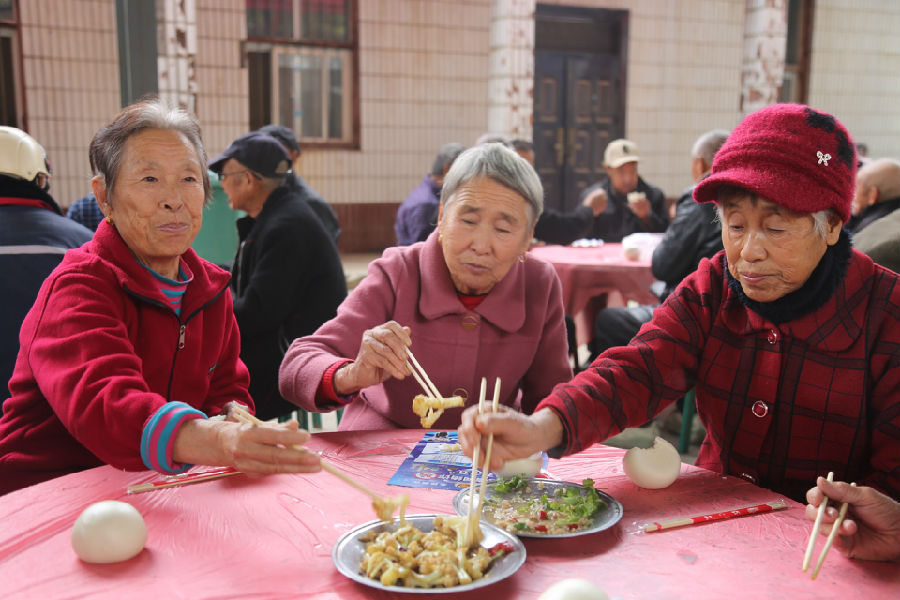 大营镇寺古洼村老人们一起就餐欢聚（杨欣 摄）