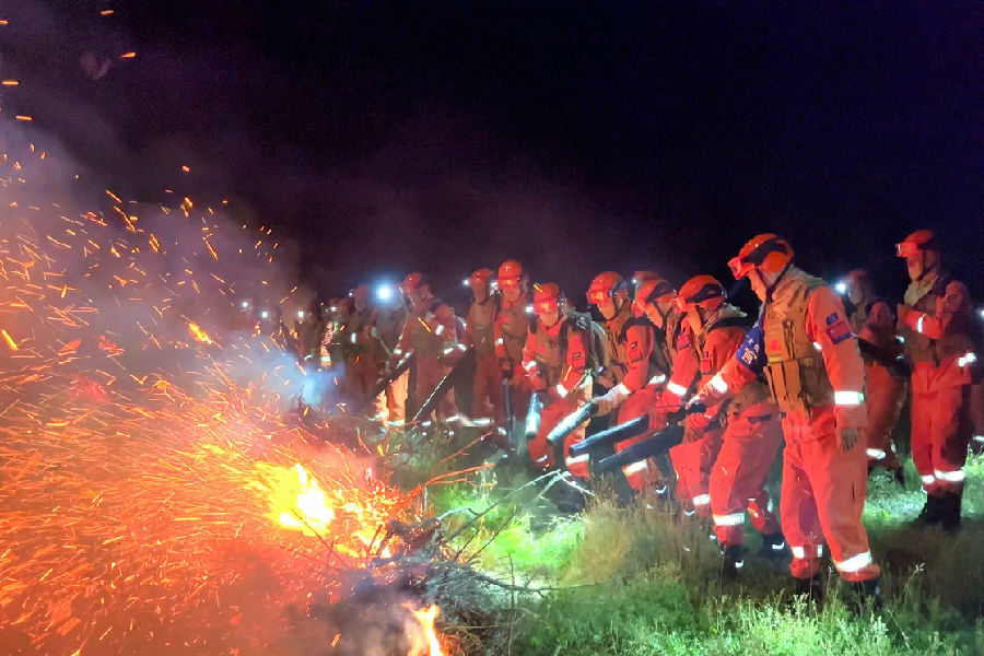 塔河林业局组织开展森林防火夜间拉动演练。（段明琦 摄）