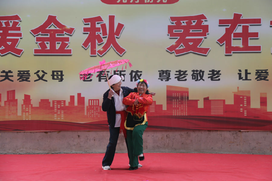 大营镇寺古洼村村民自导自演民俗演出（杨欣 摄）