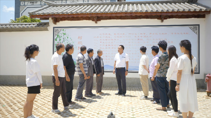 王汝学正在讲解王家庄村相关历史 (王琳娜 摄) 王汝学正在讲解王家庄村相关历史 (王琳娜 摄)