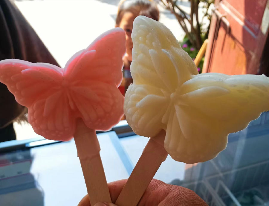 蝴蝶型“北街85号”巍山老冰棒 （张信玲 摄）