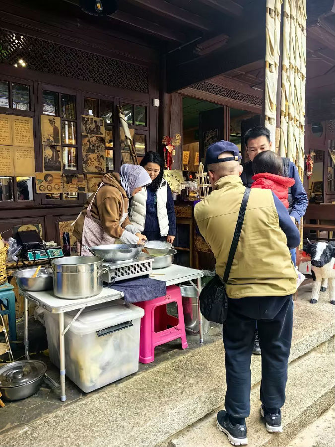 游客参观文化长廊(钟迎春 摄) 游客参观文化长廊(钟迎春 摄)