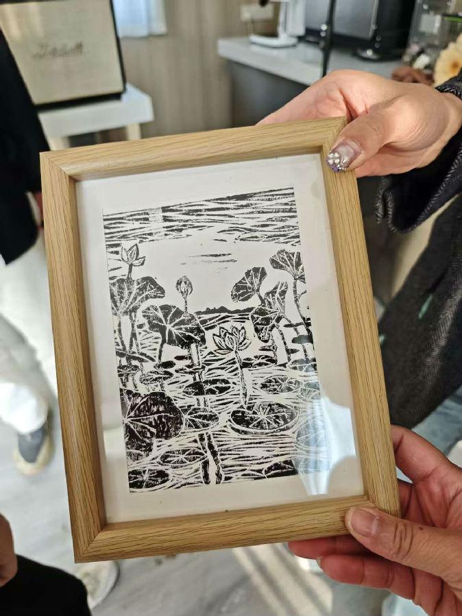 奕棋镇朱村“荷你奕棋 乡聚徽州”荷主题非遗版画文创（武军 摄）