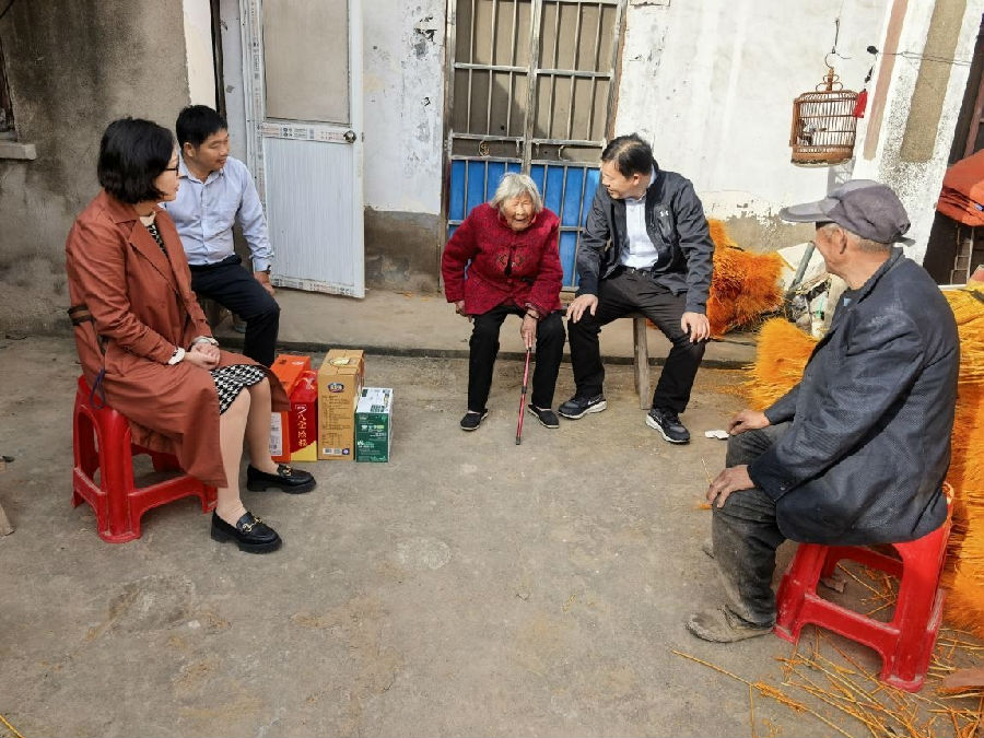 江苏沭阳章集街道党工委书记杨波(右2)、办事处副主任程春瑞（左1）慰问王圩村百岁老人胡东平。（韩海艳 摄）