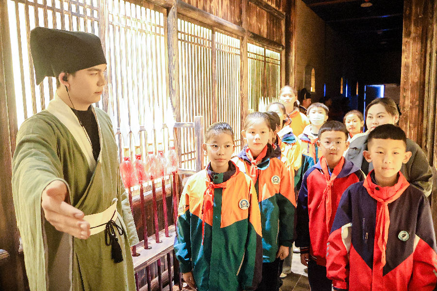 学生体验《万里长城》全感剧场（王佳玉 摄）