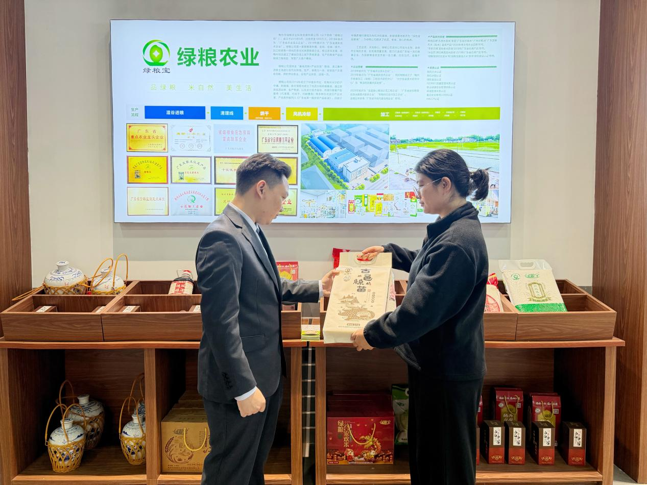 农行工作人员到农业龙头企业了解经营情况日常 （曾佳梦 摄）