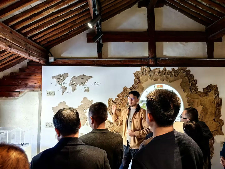 游客体验乳扇制作(钟迎春 摄) 游客体验乳扇制作(钟迎春 摄)