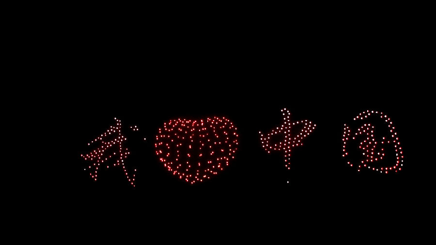 无人机在夜空中闪烁交错，依次变换出五星红旗、我爱中国、我爱沙雅等精彩画面。（柴梦乐 摄）