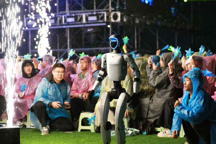 机器狗助阵晚会（靖苑 摄）