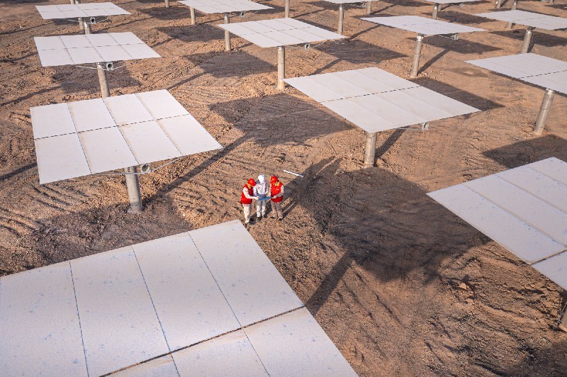 国网吐鲁番供电公司党员服务队走访服务吐鲁番1GW“光热+光伏”一体化项目。（蔡俊杰 摄）