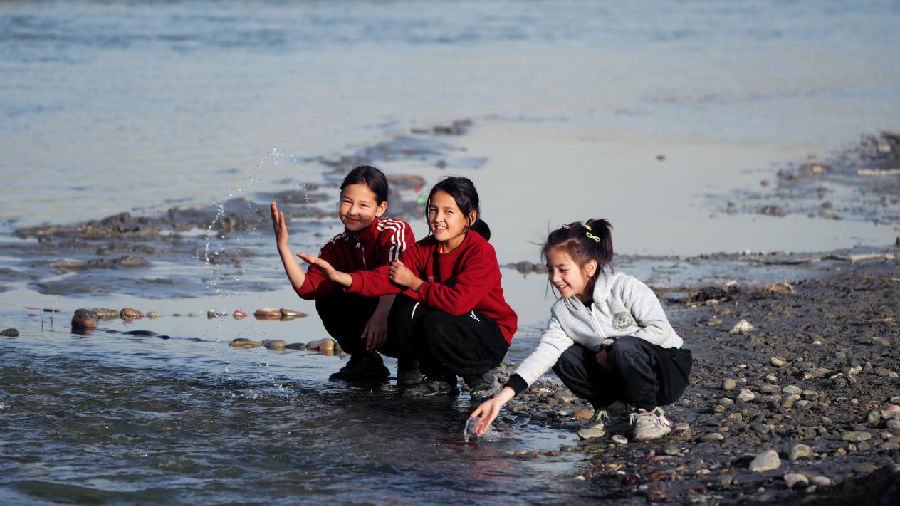 孩子们在温宿县恰格拉克乡喀拉都维村库玛拉克河畔嬉戏玩水(赵新昌 摄) 孩子们在温宿县恰格拉克乡喀拉都维村库玛拉克河畔嬉戏玩水(赵新昌 摄)