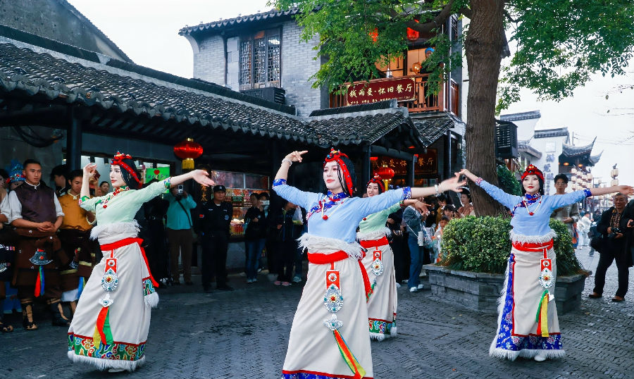 歌舞现场 （殷翠霞 摄）