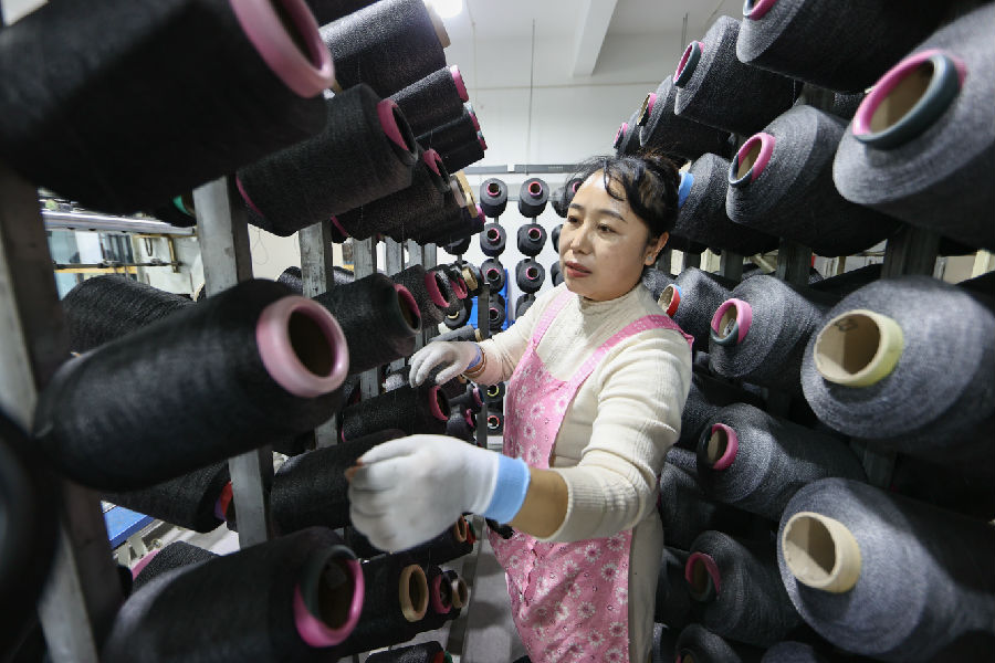 2025年10月31日，工人在赣榆区厉庄镇一家防护用品企业的纺织生产线上工作。（司伟 摄）