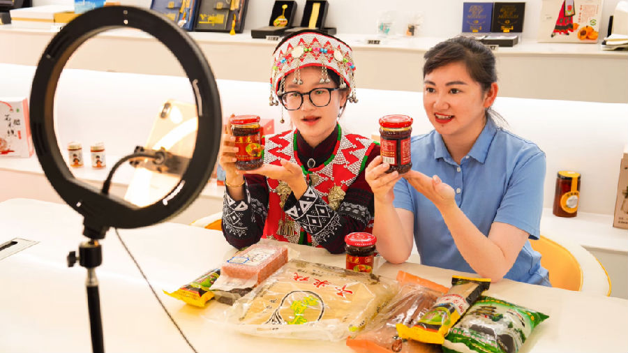 蒙自市局青年工作人员与零售客户直播当地农土特产品（李姝锦 摄）