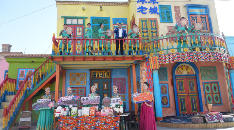 宣传推介团队来到库车王府景点，在多个人流集中区域为游客带来精彩绝伦的柯坪民俗歌舞表演。（地拉吾尔 摄）