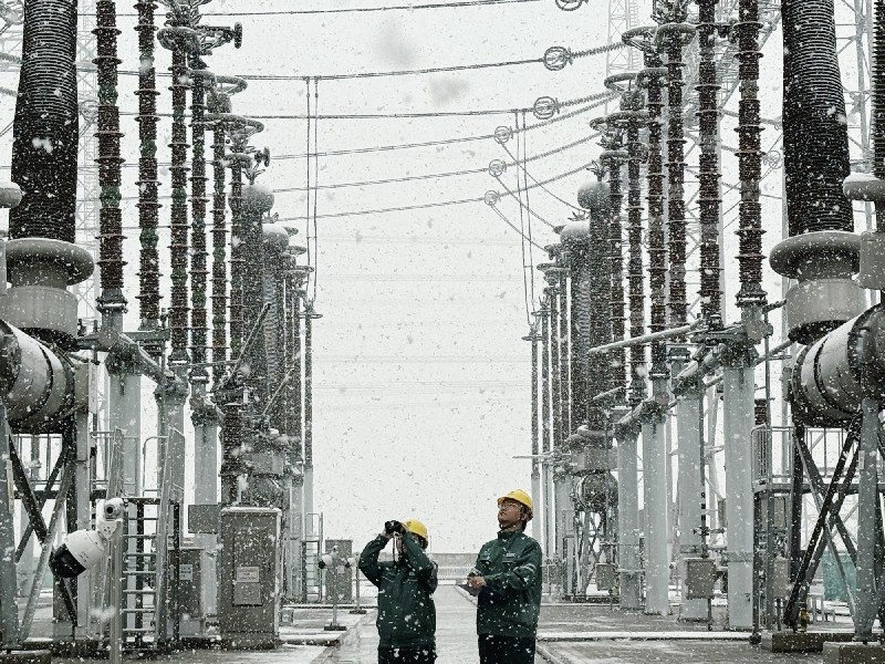 国网新疆超高压分公司750千伏乌北变电站值班员对站内设备开展大雪天气特巡工作。（王新钰 摄）