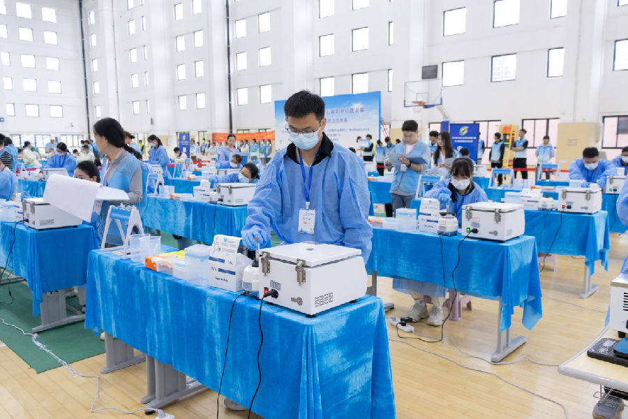 选手正在水产品质量安全快速检测赛项比赛（靳舒乔 摄）