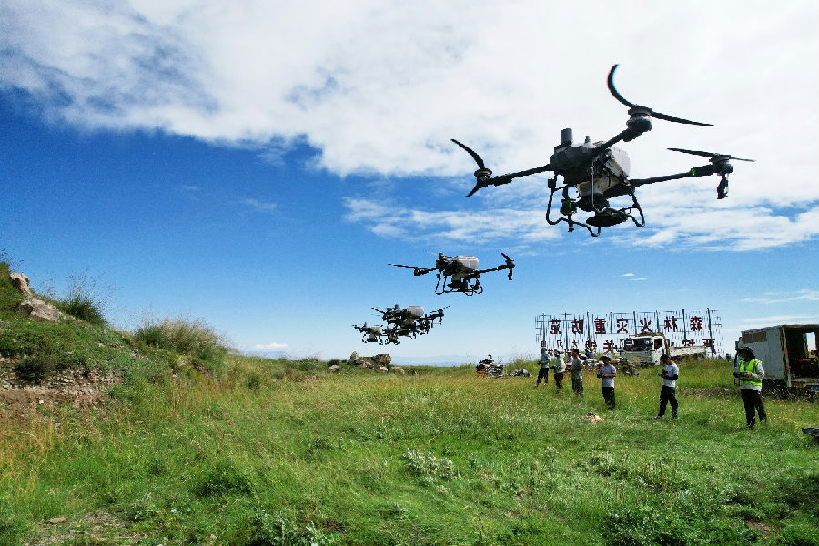 无人机正在进行空中施肥作业（李浩荣 摄）