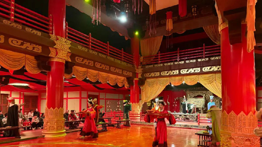 节目轮番上演让观众仿佛瞬间穿越至繁华古代。（祖丽皮耶 摄）