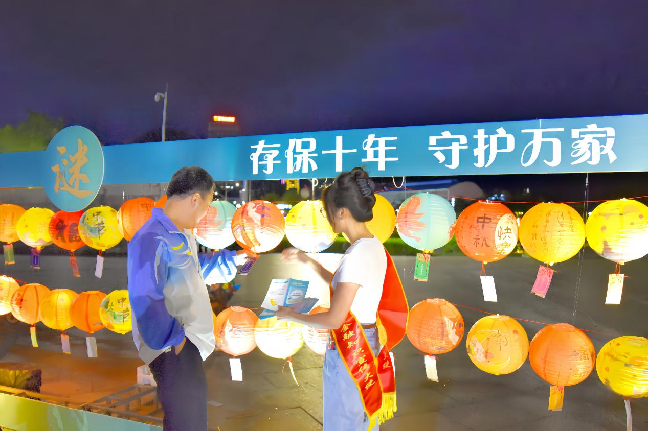 邮储银行云浮市分行开展存款保险宣传活动现场 （李银姬 摄）