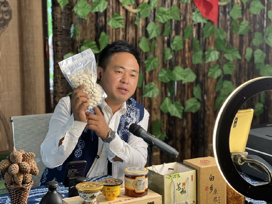 杨春林直播带货（李凯艳 摄）