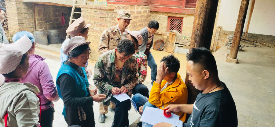 与豆农签收购合同（杨寿宝 摄）