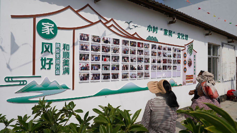 村民驻足观看家风墙（环玲 摄）