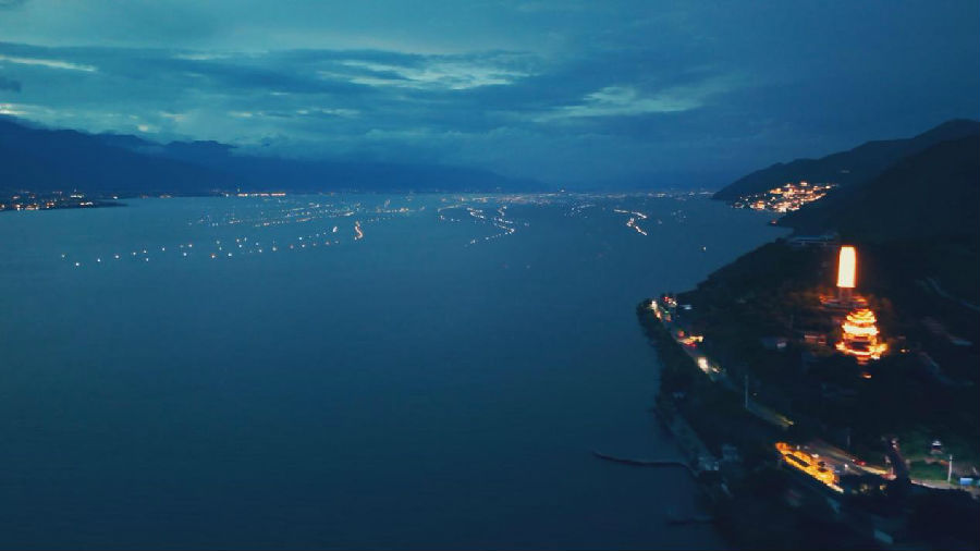 如梦如幻的渔灯夜景(张静 摄) 如梦如幻的渔灯夜景(张静 摄)