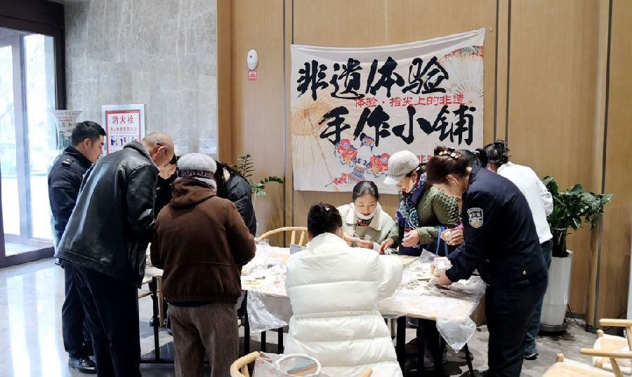 居民体验非遗手作(布仁巴特 摄)