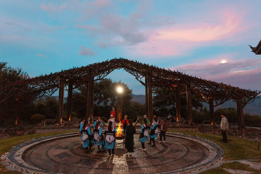 在酒店举办篝火晚会 （束玉 摄）