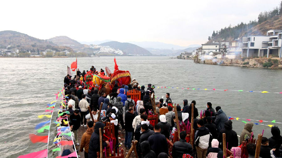 接本主上岛(张静 摄) 接本主上岛(张静 摄)
