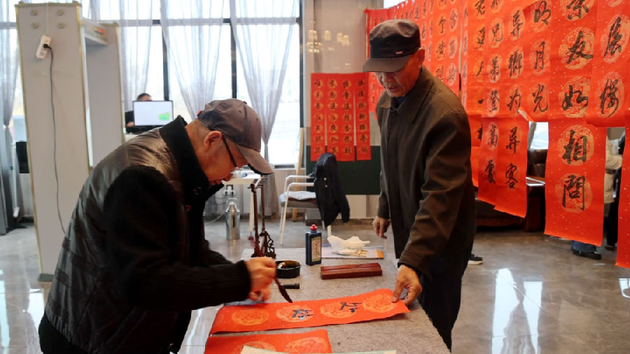 居民正在体验书法,在笔墨间感受传统文化的魅力(布仁巴特 摄)