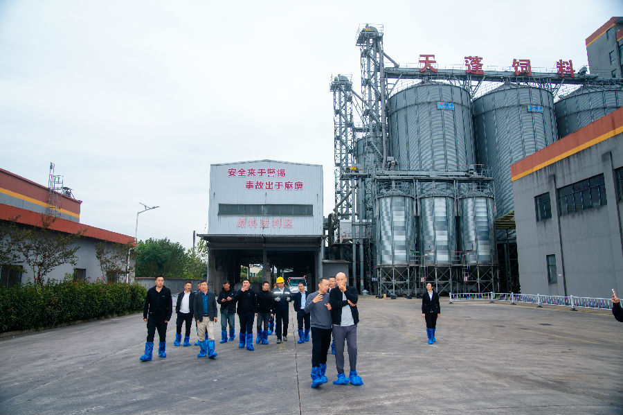 玉山县黑猪产业考察组参观现代化饲料厂（柴慧芬 摄）