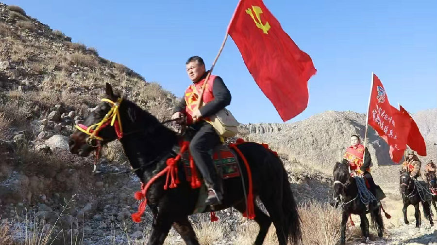 温宿县博孜墩柯尔克孜民族乡“马背宣讲队”走在宣讲路上（李颖 摄）