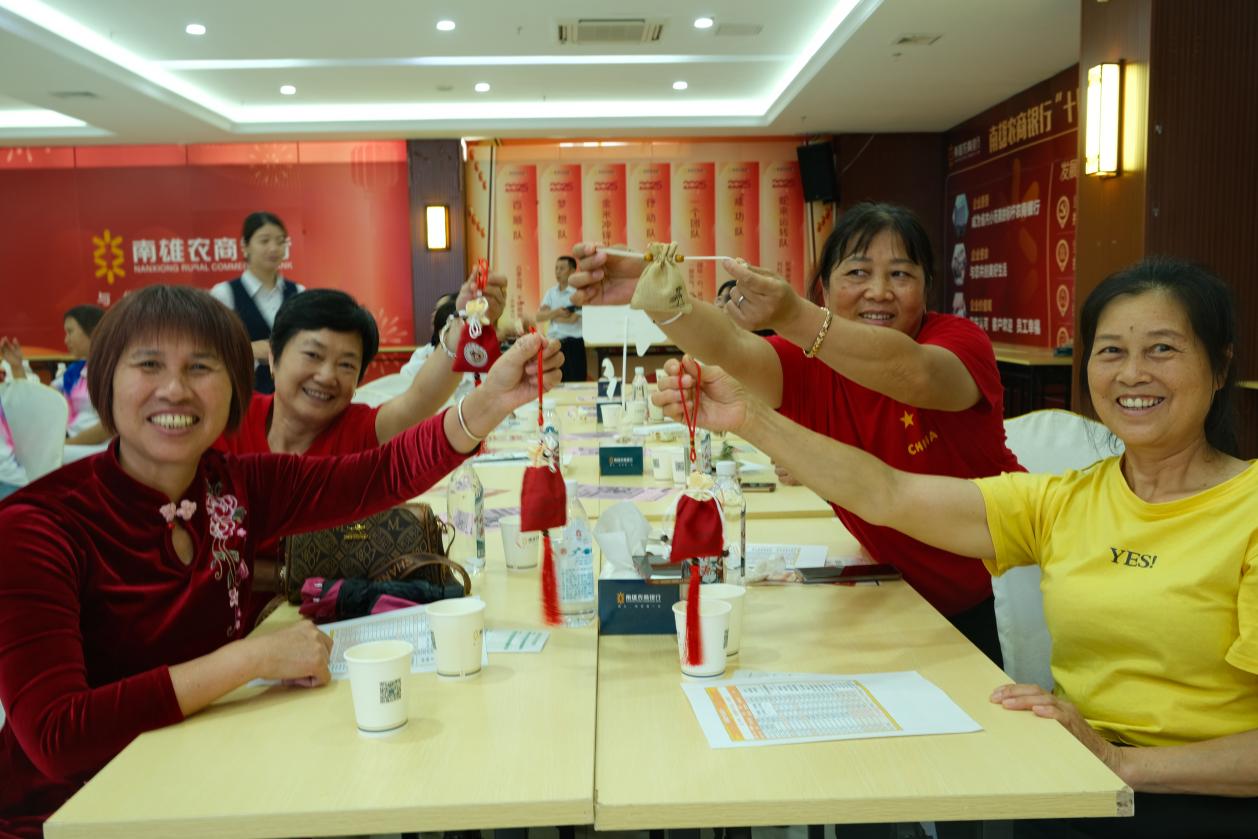 南雄农商银行举办“端午拾趣,香囊传情”主题活动 (李晓芸 摄) 南雄农商银行举办“端午拾趣,香囊传情”主题活动 (李晓芸 摄)
