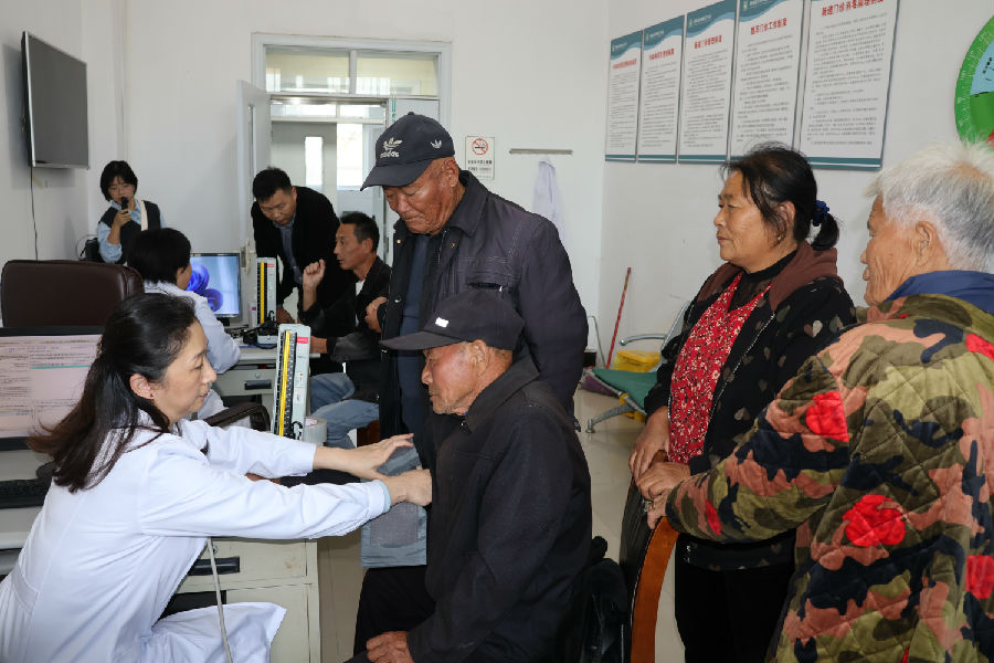 扬州大学附属医院的专家们正在为田楼镇村民义诊（王华 摄）