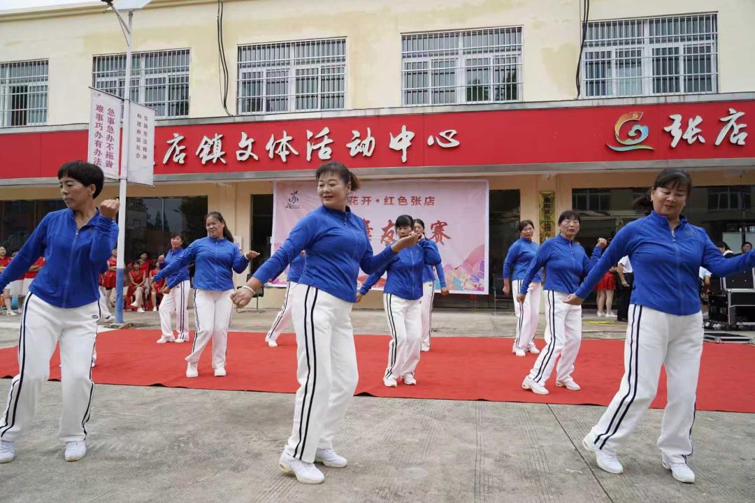 “茉莉花开 红色张店”广场舞友谊赛现场(封静怡 摄) “茉莉花开 红色张店”广场舞友谊赛现场(封静怡 摄)