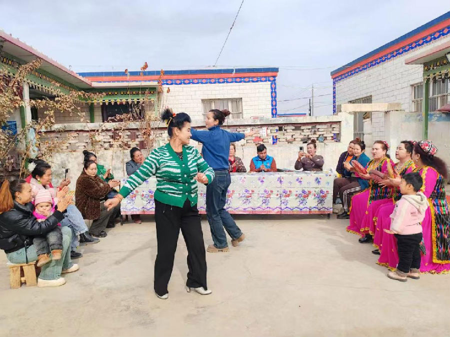 温宿县克孜勒镇“红色星火”宣讲队把课堂设在文化大院，通过文艺+宣讲的方式宣传党的政策。（李颖 摄）