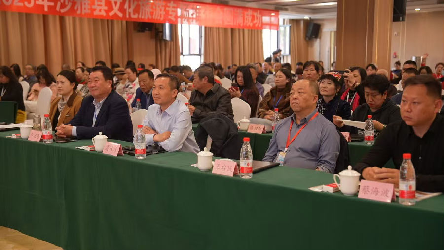 沙雅县举办2025年“世界胡杨森林 龟兹花园沙雅”胡杨季文化和旅游推介会。（张鸿 摄）