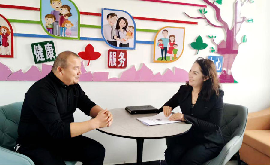 温宿县依希来木其乡克孜勒杜瓦村人民调解员艾尔西丁·买木提明在给群众调解纠纷矛盾（阿孜古丽·艾买提 摄）