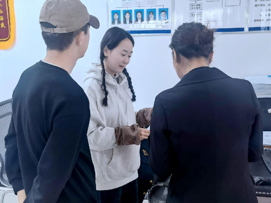 温宿县人民调解员在调解纠纷（阿孜古丽·艾买提 摄）