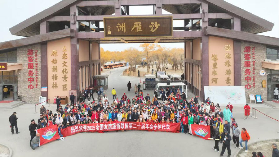 推介会前，与会人员走进沙雁洲景区，实地考察景区相关情况。（张鸿 摄）