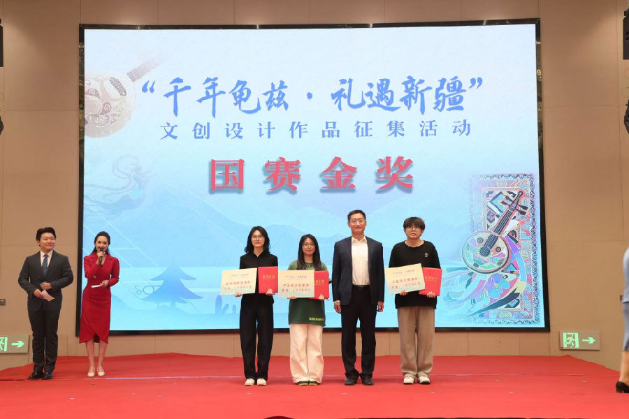 活动为金奖获得选手颁奖（李银琼 摄）