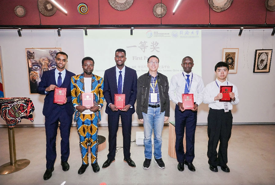 一等奖获得者(雷灿 摄) 一等奖获得者(雷灿 摄)