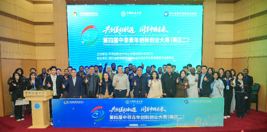 参赛者和嘉宾合影留念(雷灿 摄) 参赛者和嘉宾合影留念(雷灿 摄)