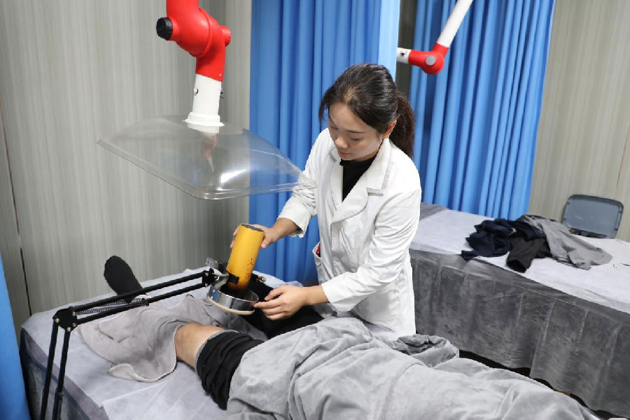 市民体验大炮灸理疗膝部（刘钊海 摄）