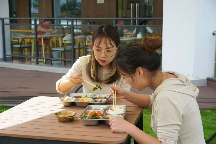 社区食堂就餐（郭芯屹  摄）