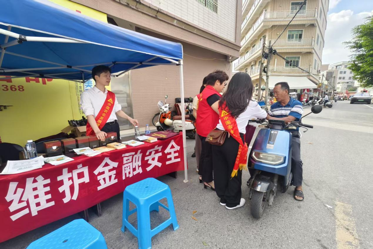 农发行汕尾市分行工作人员在文化广场向过往现场市民宣传金融知识 （王讯潜 摄）