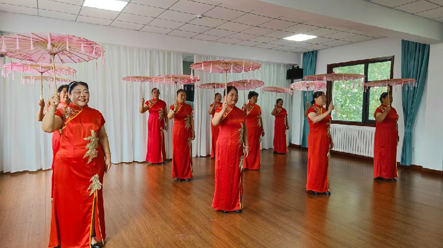 居民在禹州市颍川街道办活动室内排练舞蹈（李思远 摄）