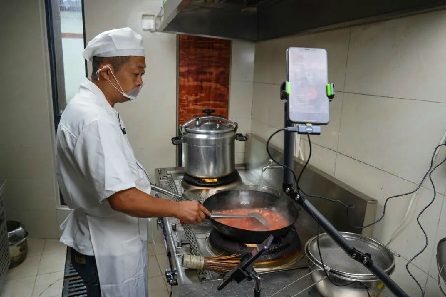 厨房变身“直播间”（郭芯屹  摄）